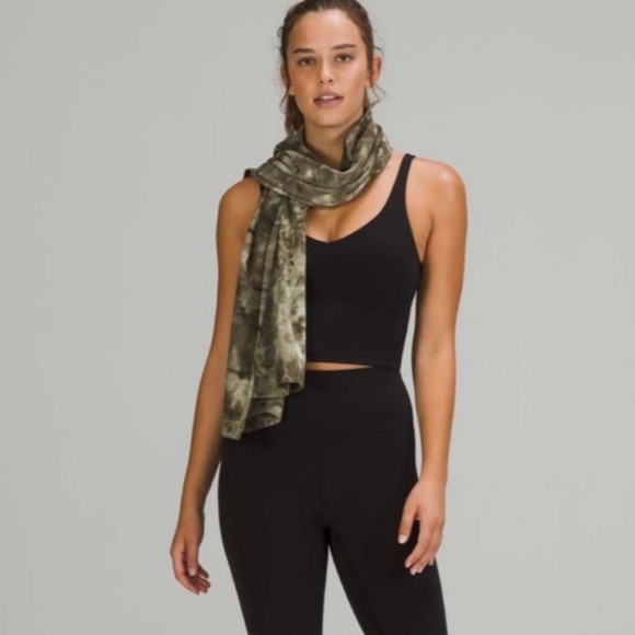 Lululemon Customizable Snap Scarf - Picture 4 of 13
